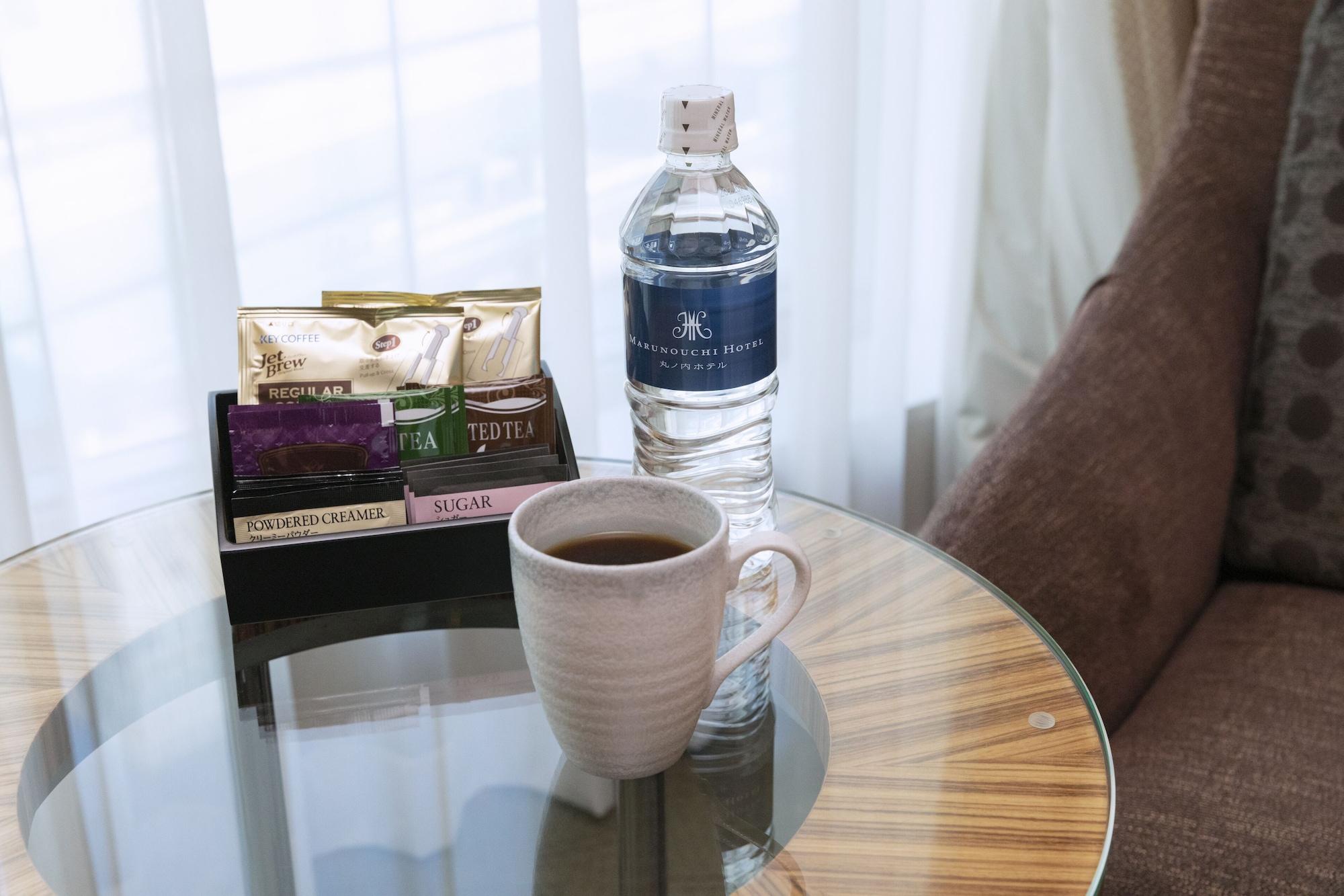 Marunouchi Hotel Prefektura Tokio Exteriér fotografie A bottle of water and a cup of tea in a hotel room