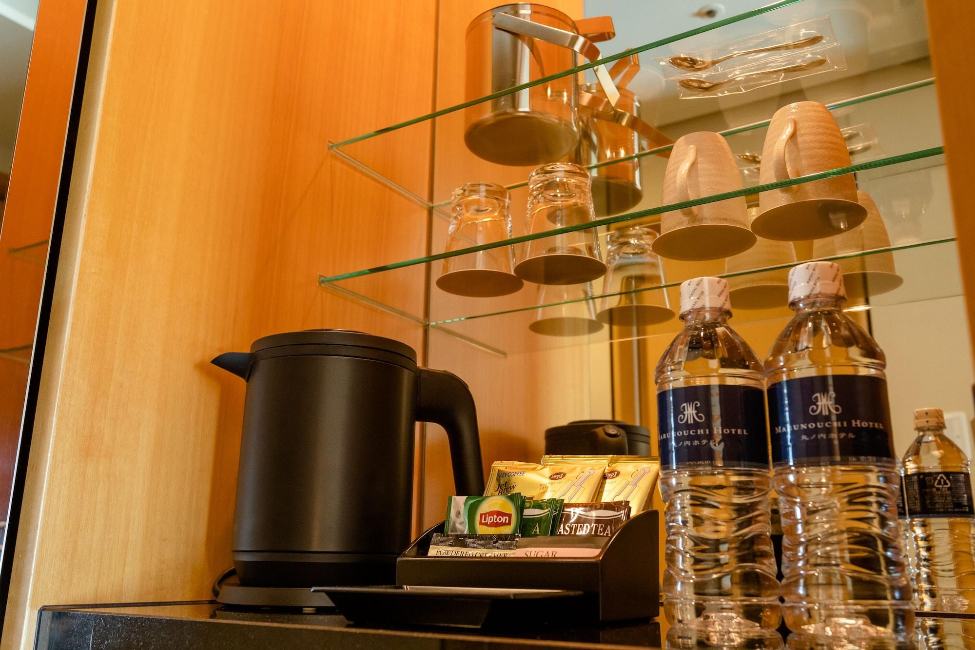 Marunouchi Hotel Prefektura Tokio Exteriér fotografie Bottled water in a hotel room